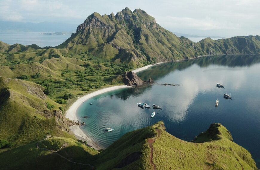 Kapan Waktu Terbaik ke Labuan Bajo? Bandingkan Cuaca & Harga Tiket