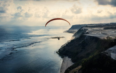 5 Alasan Terbesar Mengapa Paralayang Sangat Wajib Dicoba Saat Berlibur di Bali Berlibur di Bali (Sumber Foto : Serge Shakuto)